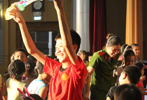 Niềm vui của các cháu cùng các anh chị tình nguyện viên Học viện CSND trong hội Trăng rằm